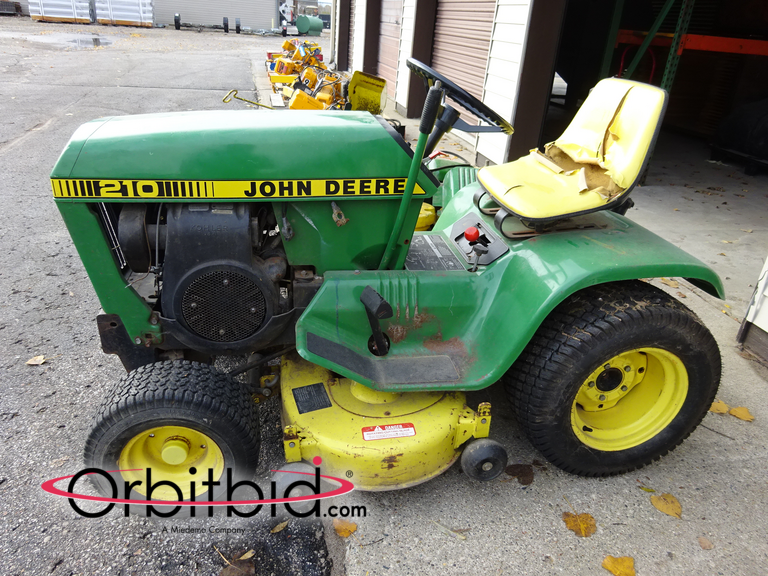 John deere 210 2025 riding lawn mower