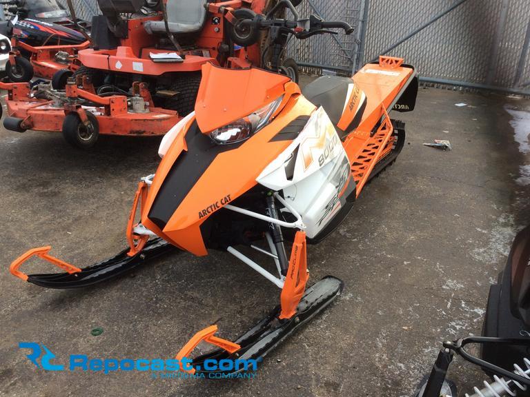 Repocast.com® | 2014 Arctic Cat M8000 Snowmobile