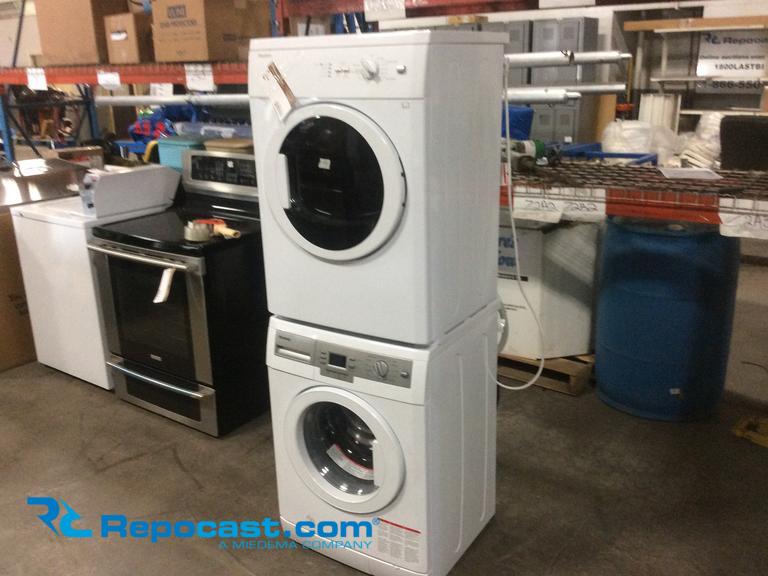 Blomberg stackable deals washer and dryer