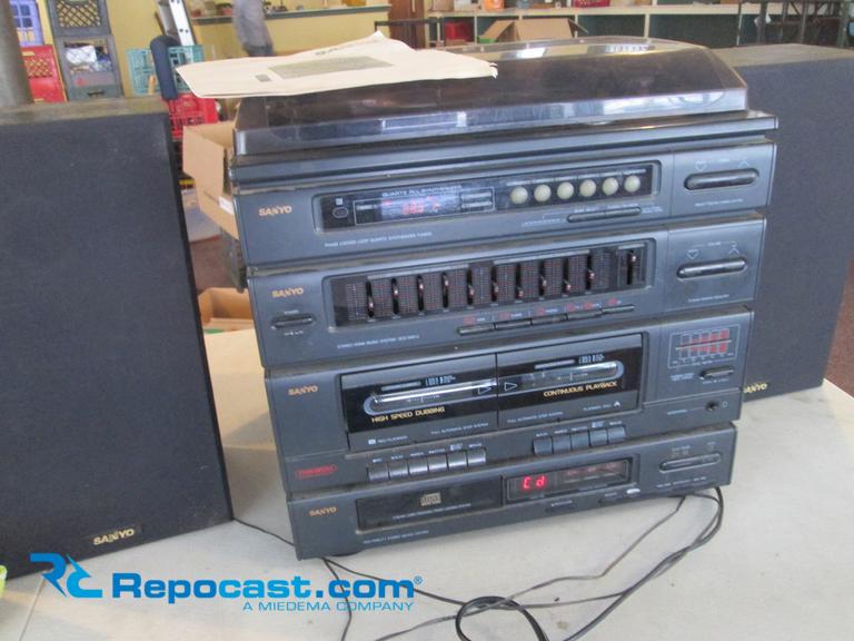 Sanyo stereo system. GCD 949U. Works...