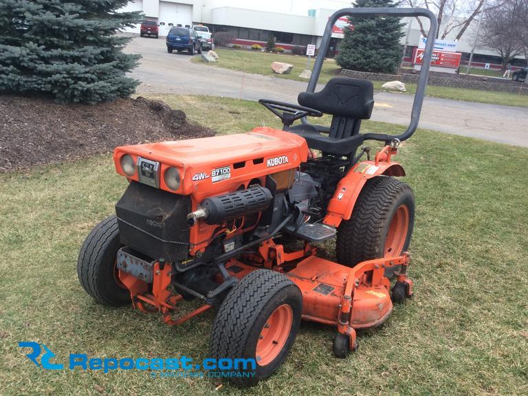 Kubota B7100 HST, 4wd, has mower deck,...
