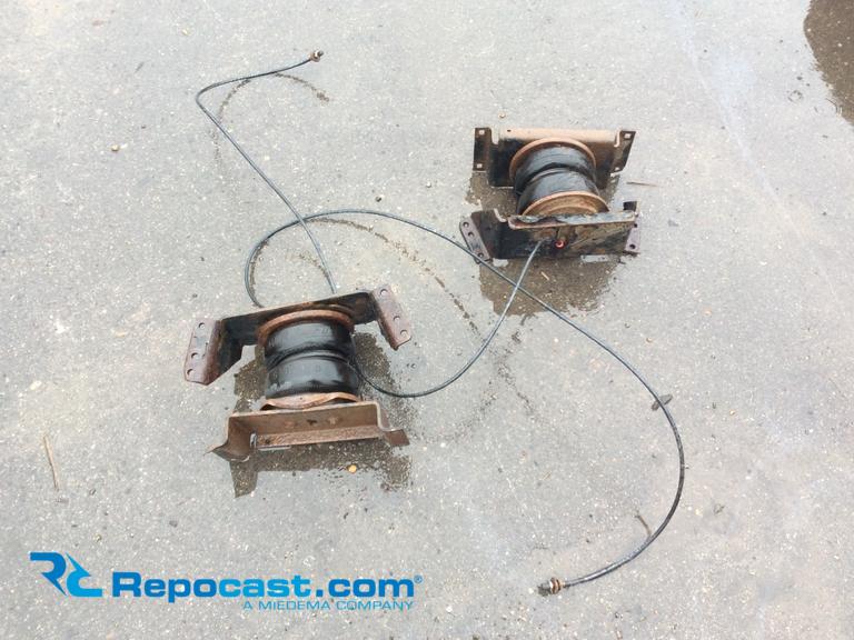 Repocast.com® | Lot of (2) Air Lift air bags for Dodge...