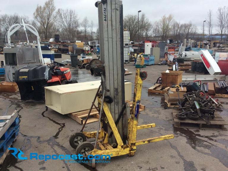 Sumner Manufacturing lift, model 2124,...