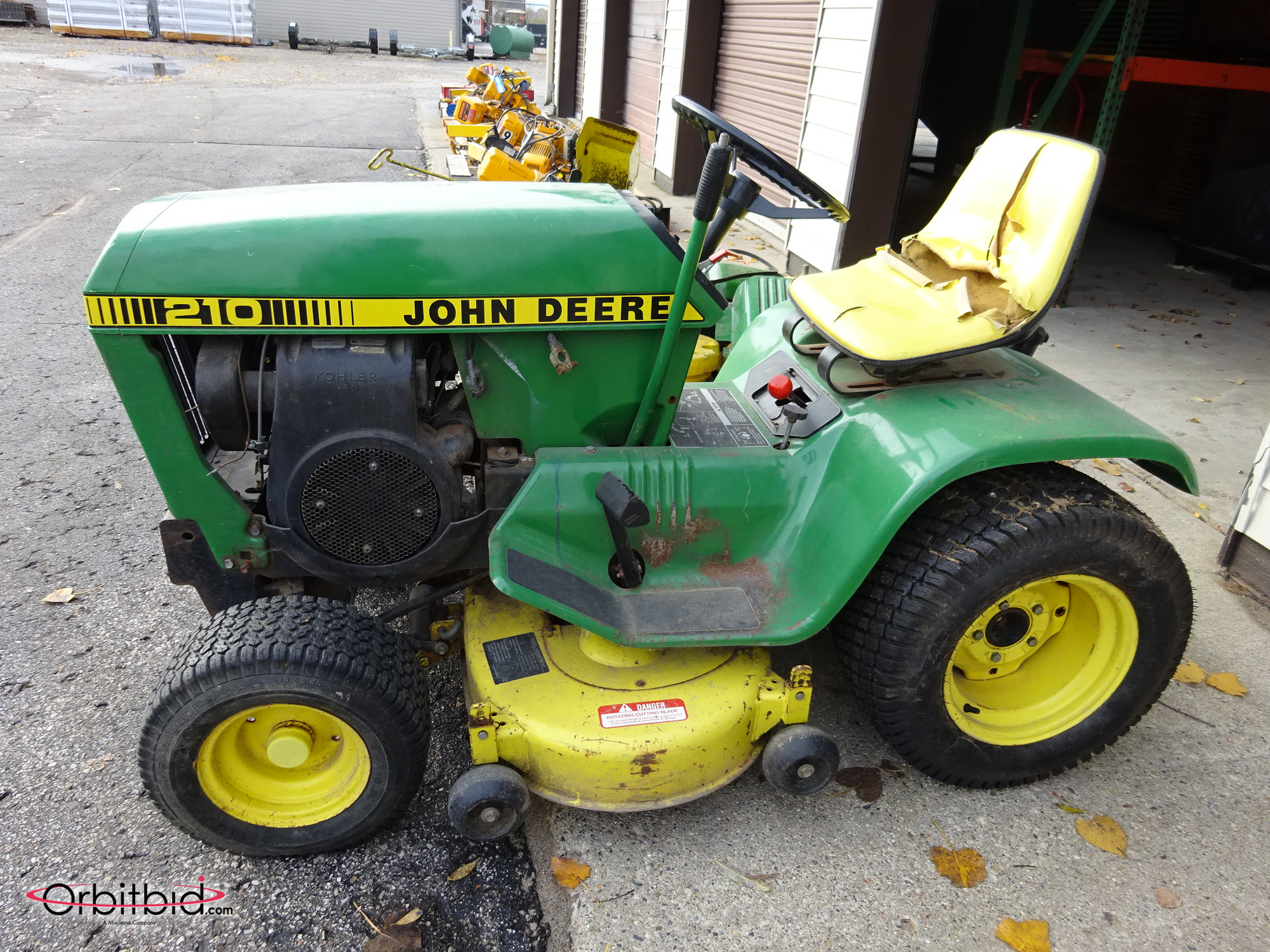 John deere 210 2025 lawn tractor specs