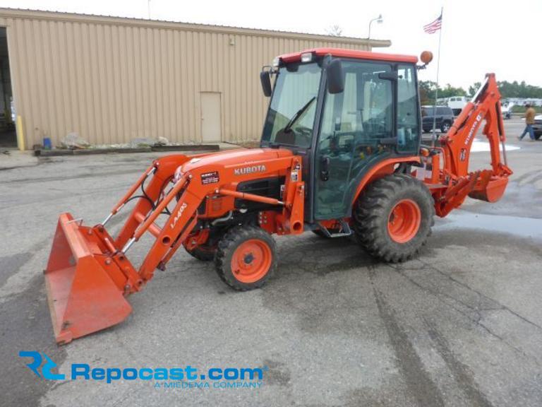 Kubota B3030 4x4 Diesel Tractor with Kubota LA403 Loader Attachment