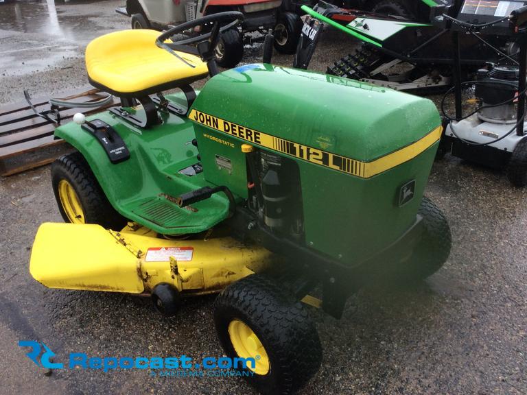 John Deere  112 L riding lawn mower