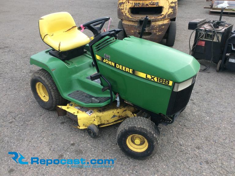 John Deere LX188 riding lawn mower, 17...