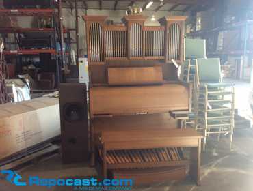 Johannus Rembrandt 370 organ. Organ does work, speakers pop when turning off, comes with dvds and...