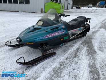 1995 Ski-Doo Touring SLE Snowmobile