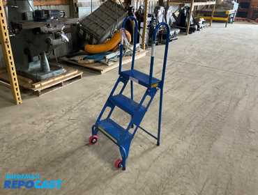 Vestil portable step ladder. Model: FLAD-3. Capcity: 350lbs.
