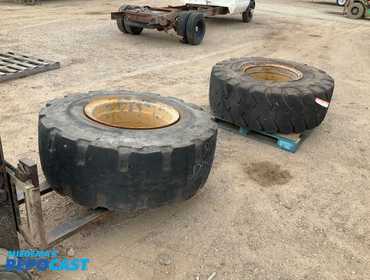 Repocast.com® | Lot of (2) 20.5-25 wheel loader tires...