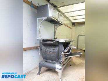 Cast iron renown vintage stove with chrome. the independent stove co. Owosso Michigan. Has been...