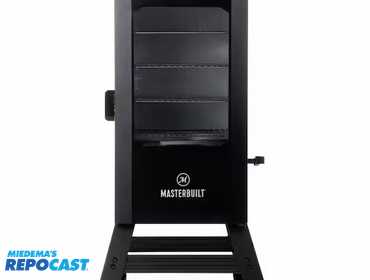 MasterBuilt 30” Digital Electric Smoker Model: MB20070421, screen is broken