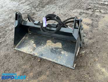New Wolverine 48” 4 in 1 Mini Skid Steer Bucket, Model MCB-11-48W, two hydraulic cylinders, has...