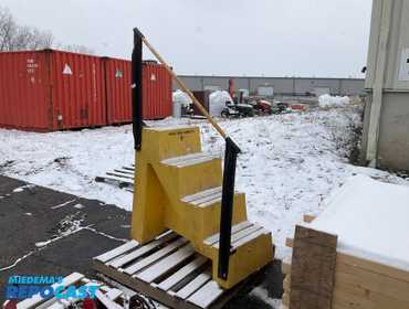 4 step heavy duty plastic stairs with 500lbs load capacity 