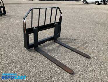 New Tomahawk 42” Skid Steer Forks, Universal Quick Attach Carriage with (2) 42” Forks, 2,800 lb...