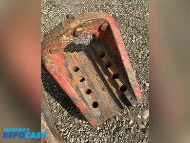 (2) IH Clamp On Dual Hubs, fit on 3-1/4” axles, missing u-bolts and a few studs