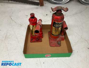 Two hydraulic portable bottle jacks in like new condition. one is a 3 ton capacity. one is a 1.5...