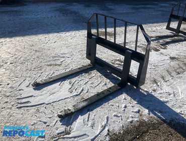 New Tomahawk 42” skid steer fork attachment, 42”L x 4”W forks, 2800lb capacity, skid steer quick...