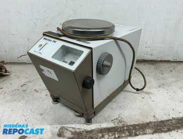 Mattler Toledo laboratory seale powers on, used