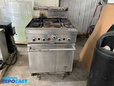 U.S. commercial stainless steel gas range with oven. (Missing 1 knob for top burners. (Working...