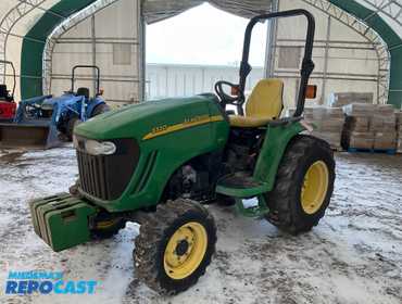 John Deere  3320