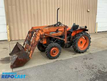 Kubota  L185DT Tractor with Loader Attachment