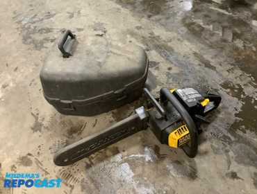 McCulloch Mac 3200 series 32cc/cm3 chainsaw, has a case, works