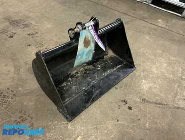 New IRanch 60cm Toothless Bucket for Chinese Mini Excavator, approx. 24” wide, has pins