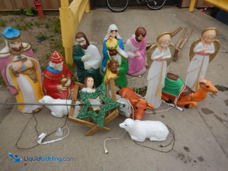 LiquidBidding Light up outdoor plastic nativity set.